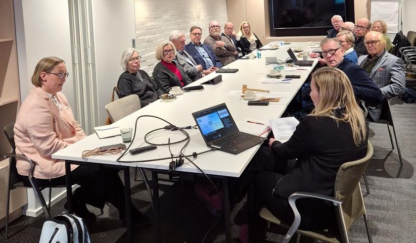 Ennen syyskokouksen alkua eetulaiset saivat kuulla Pohjoismaisen hyvinvointikeskuksen erityisasiantuntija Sara Illmanin (etualalla oikealla) esityksen. Pohjoismainen hyvinvointikeskus on Pohjoismaiden ministerineuvoston toimielin ja toimii Pohjoismaiden s